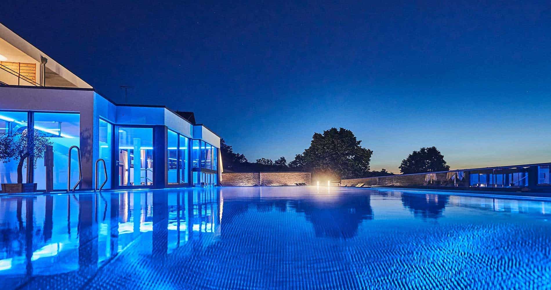 Aussenpool bei Nacht unseres 4 Sterne Wellnesshotel in Bayern