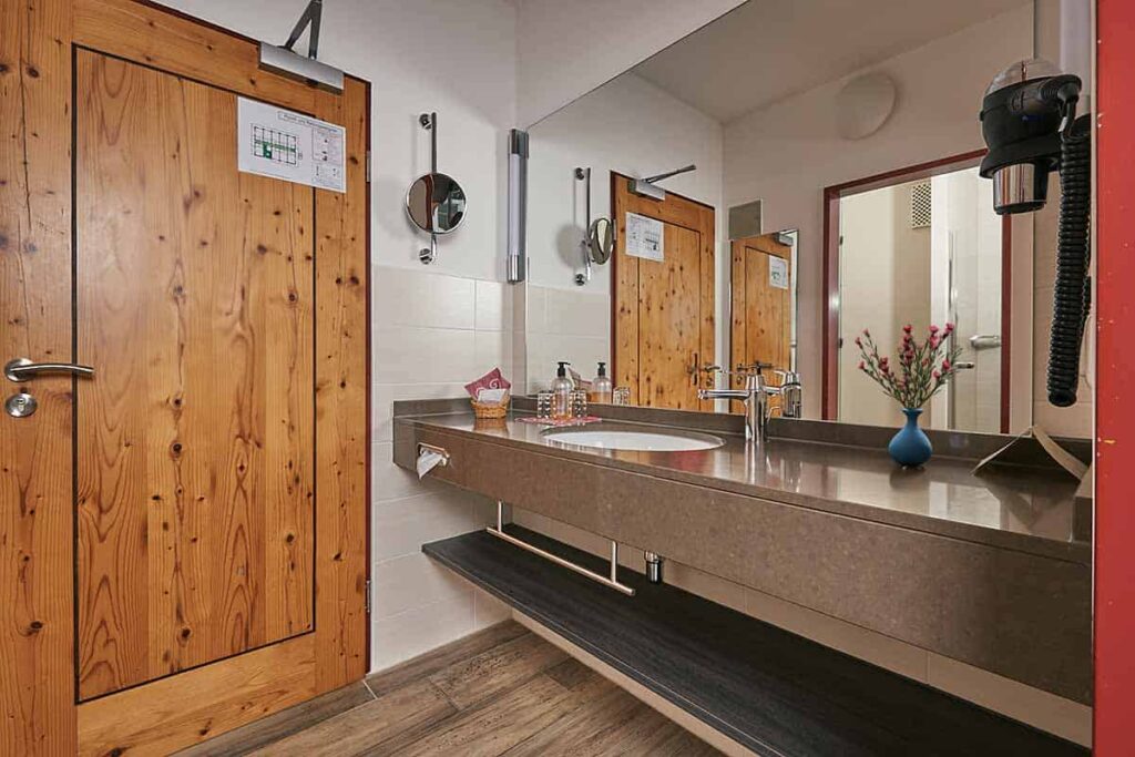 Teiloffener Bereich des Bades im Doppelzimmer Wohlfühlzimmer