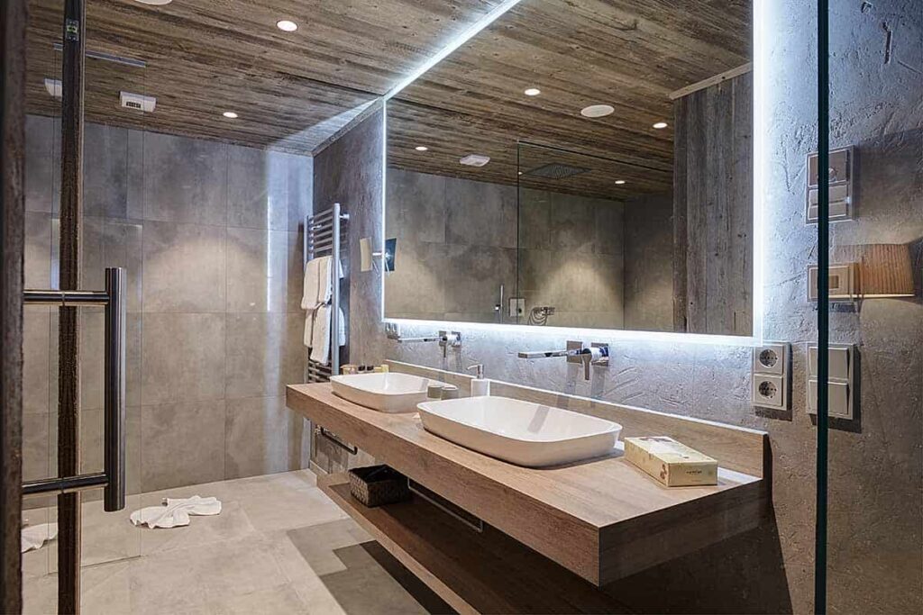 Badezimmer mit Regendusche der Wellness-Suite