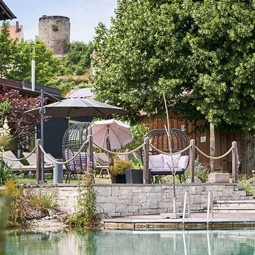 Traumhafter Blick auf die Burg vom Relaxgarten unseres Hotels