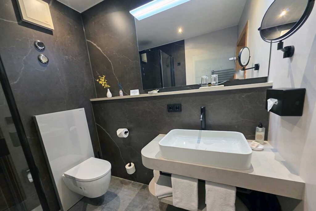 Hotelbad der Zimmerkategorie Kuschelnest unseres Wellnesshotel