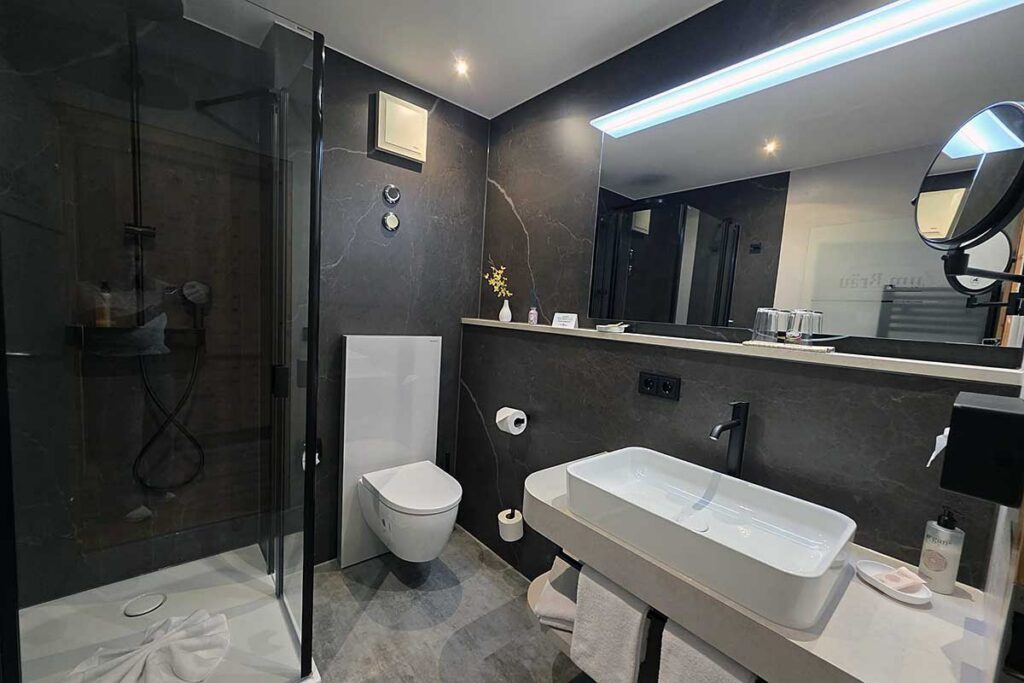 Badezimmer der Zimmerkategorie Kuschelnest in unserem Wellnesshotel