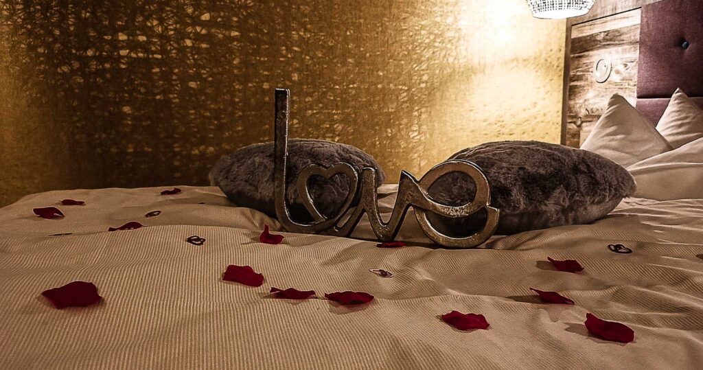 Romantisch dekoriertes Hotelzimmer