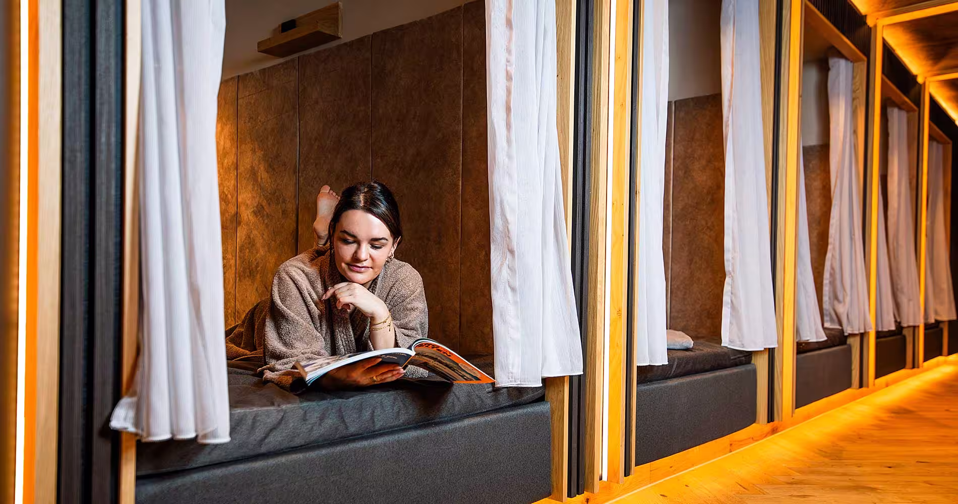 Zirbenholz-Ruheraum mit Cabanas im Wellnesshotel Zum Bräu.