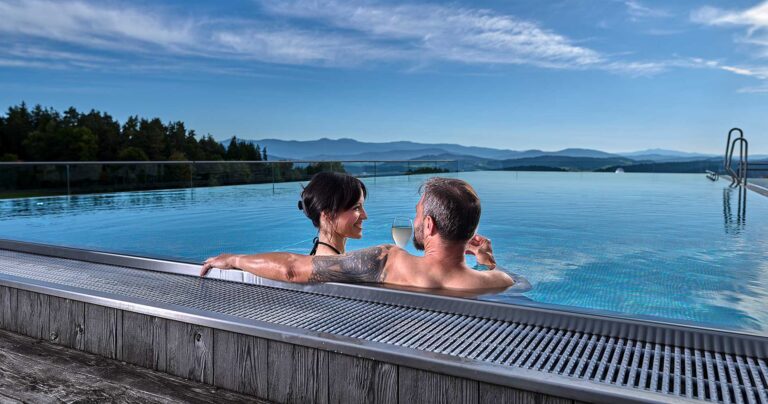 Infinity-Pool mit Blick auf den Bayerischen Wald.