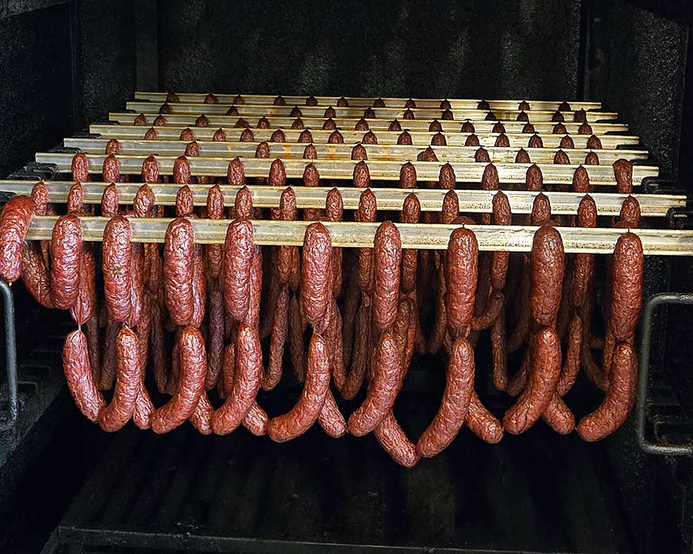 Kaminwurzen frisch aus dem Räucherofen auf das Nachmittagsbuffet unseres Wellnesshotel